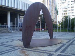 Escultura no Sala das Bandeiras da Assembleia Legislativa de Min