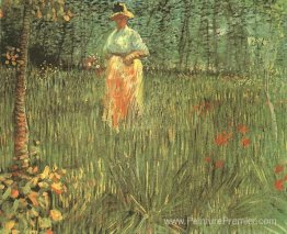 Une femme marchant dans le jardin