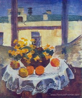 Nature morte. Table avec des fruits et des fleurs jaunes.