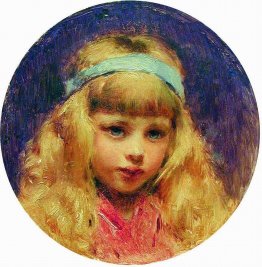 Portrait de la fille avec un ruban bleu dans un cheveux