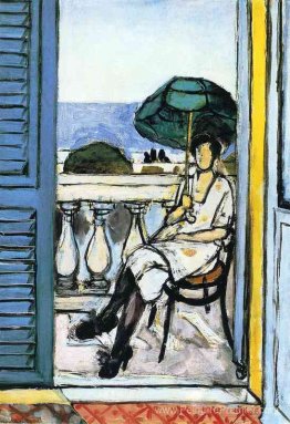 Femme avec un parasol vert sur un balcon