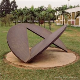 Escultura no Jardim do MAC-USP