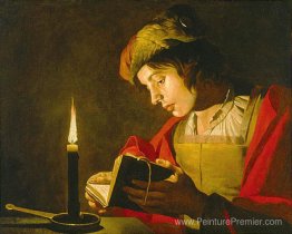 Jeune homme lisant à la lumière des bougies