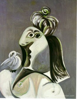 Femme avec oiseau