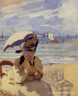 Camille assise sur la plage de Trouville