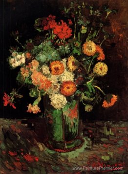 Vase avec des zinnias et des géraniums