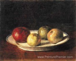 Une assiette de pommes