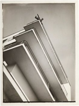 Xanti Schawinsky sur un balcon de Bauhaus