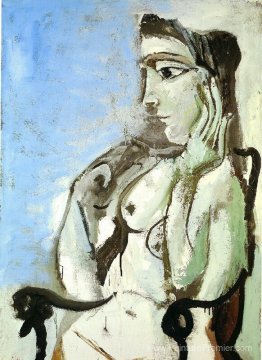 Femme nue assise dans le fauteuil