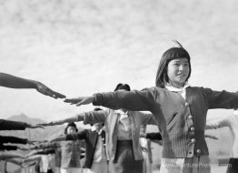 Stagiaires pratiquant la gymnastique au camp d'internement de Ma