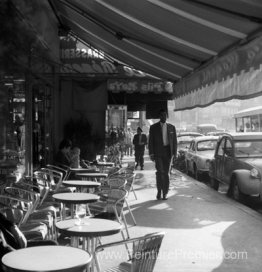 Paris, France (homme à pied, Café de rue en plein air)