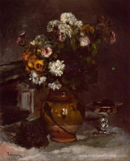 Fleurs dans un vase et un verre de champagne