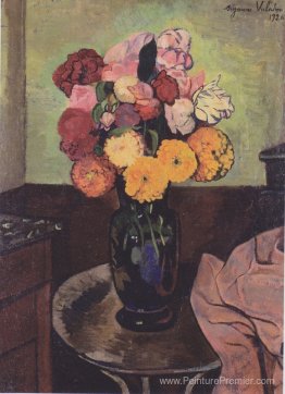 Vase à fleurs sur une table ronde