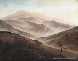 Paysage des montagnes géantes avec brouillard