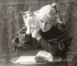 Amelia van Buren avec un chat