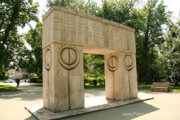 La porte de Kiss (une partie de l'ensemble sculptural dans Târgu