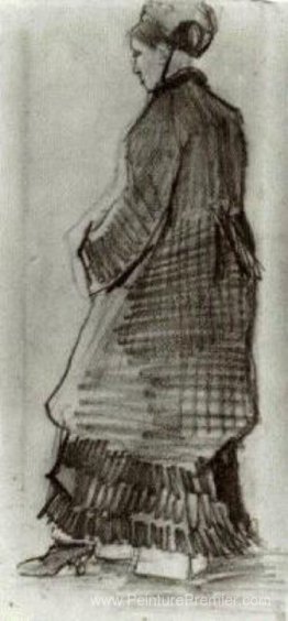 Femme avec chapeau, manteau et robe plissée