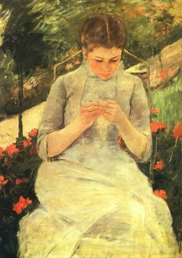 Jeune femme coudre dans le jardin