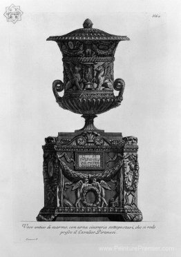 Vase antique sur une urne en cinémary en marbre