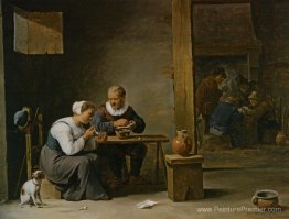 Un homme et une femme fument une pipe assise à l'intérieur avec