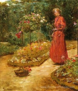 Femme coupant des roses dans un jardin