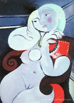 Femme nue assise dans le fauteuil rouge