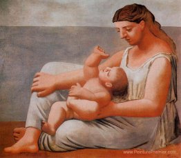 Femme avec enfant au bord de la mer