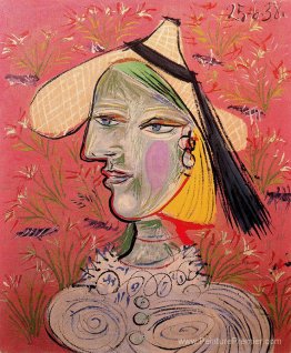 Femme avec un chapeau de paille sur fond floral