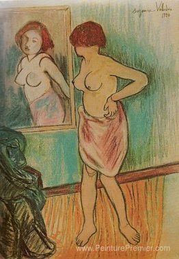 Femme se regardant dans le miroir