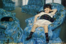 Petite fille dans un fauteuil bleu