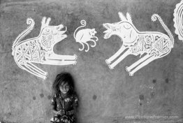 Une jeune fille devant les peintures de Mandana, Rajasthan