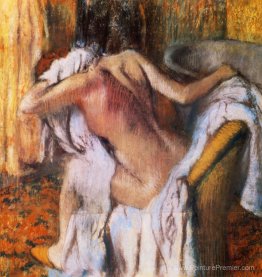 Après le bain, une femme se séchant