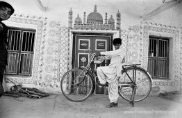 Un garçon avec un vélo à Dhordo, Gujarat