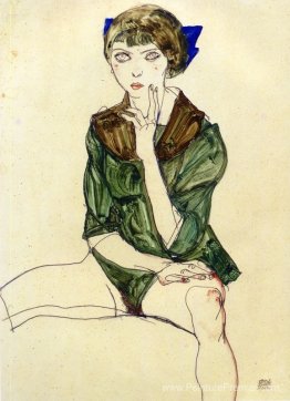 Femme assise dans un chemisier vert