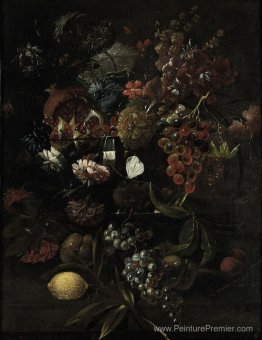 Diverses fleurs dans un vase en verre avec des raisins bleus, de