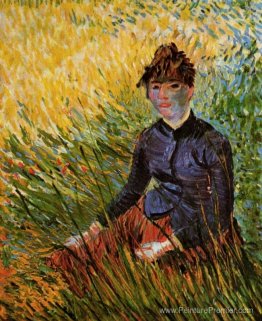 Femme assise dans l'herbe