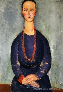 Femme avec un collier rouge