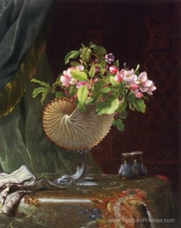 Nature morte avec des fleurs de pomme dans une coquille de nauti