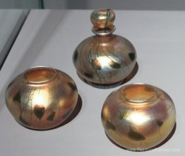 Bouteille de parfum et deux pots