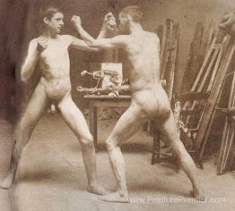 Deux garçons nus boxe dans Atelier