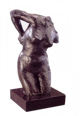 Femme assise se séchant