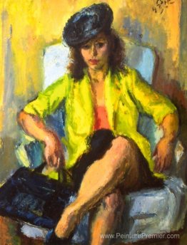Femme assise avec veste jaune