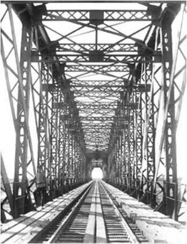 Le pont à travers la rivière Rioni