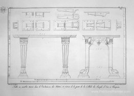 Table en marbre trouvée dans le triclinium des prêtres, et verro