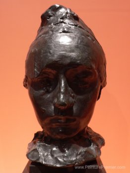 Portrait de Camille Claudel avec un capot