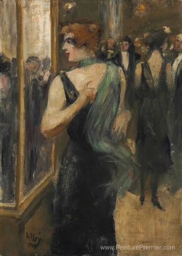 Dame en robe de soirée noire avec écharpe verte