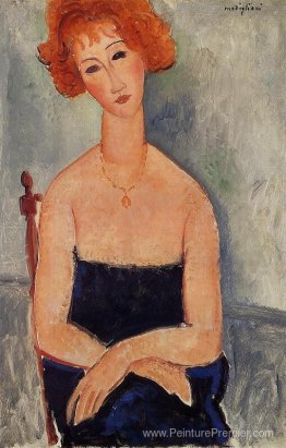 Femme rousse portant un pendentif