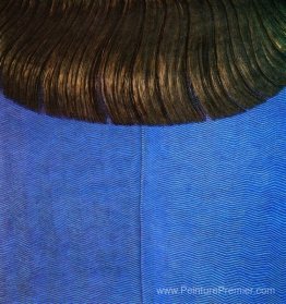 Cheveux roux sur la robe bleue