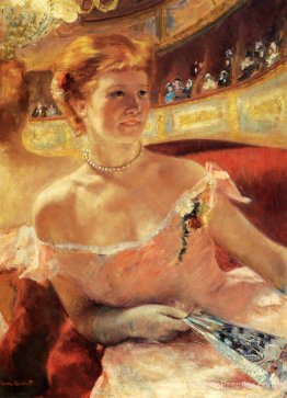 Femme avec un collier de perles