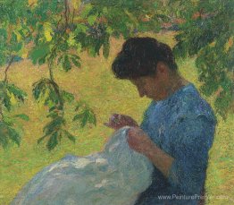 Jeune femme coudre dans le jardin